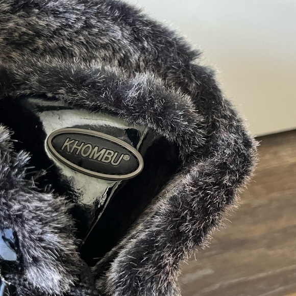 Womens Khombu ANGEL Winter Snow Boots Blk
Quilted Faux Fur Patent Waterproof - Picture 5 of 9